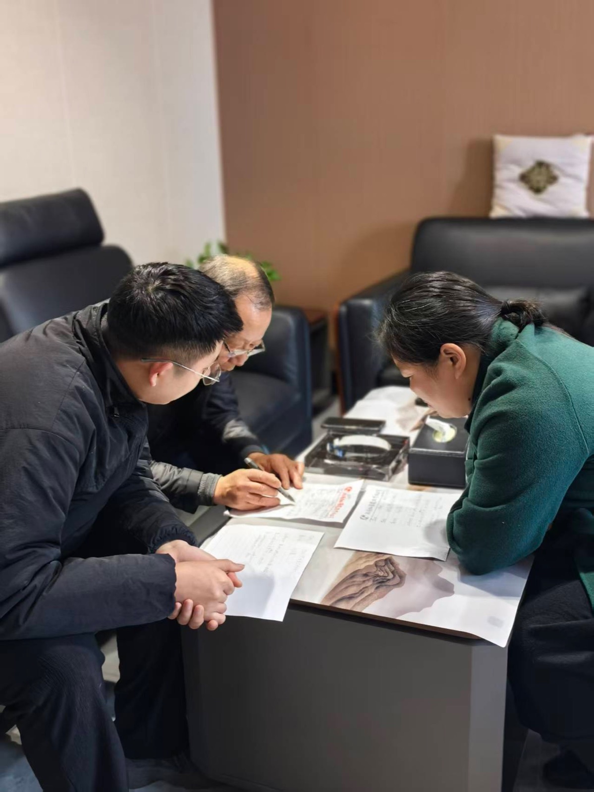 思琪财务工作人员与客户面对面核对资料