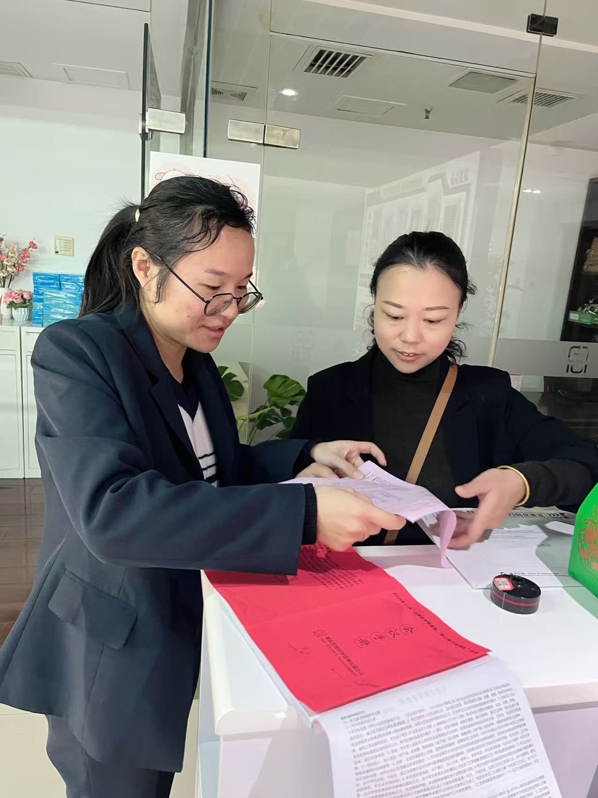 思琪财务工作人员为客户办理线下签约手续
